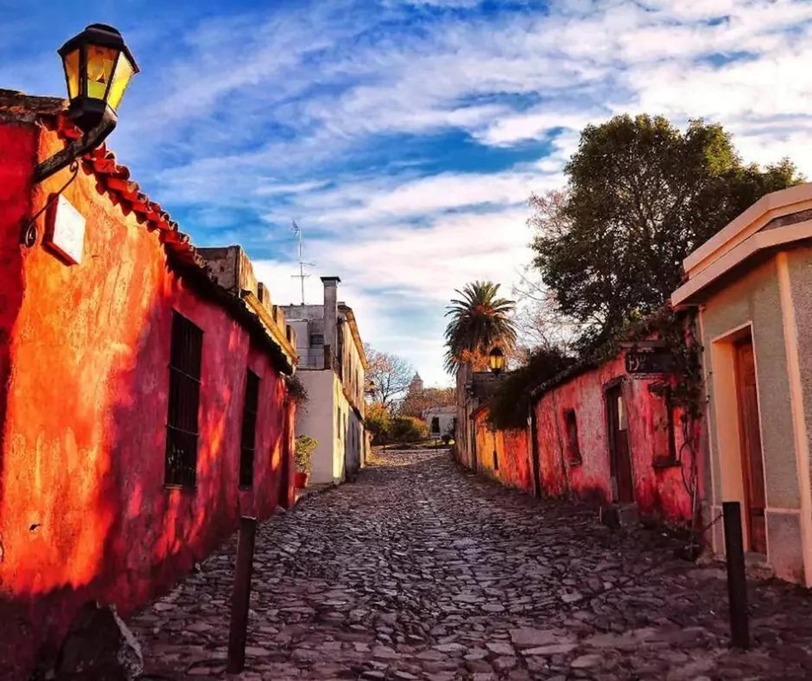 Ventana roja en fachada colonial