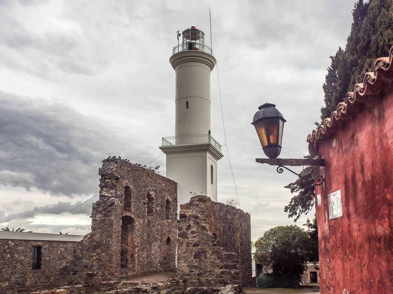 Muelle iluminado al anochecer