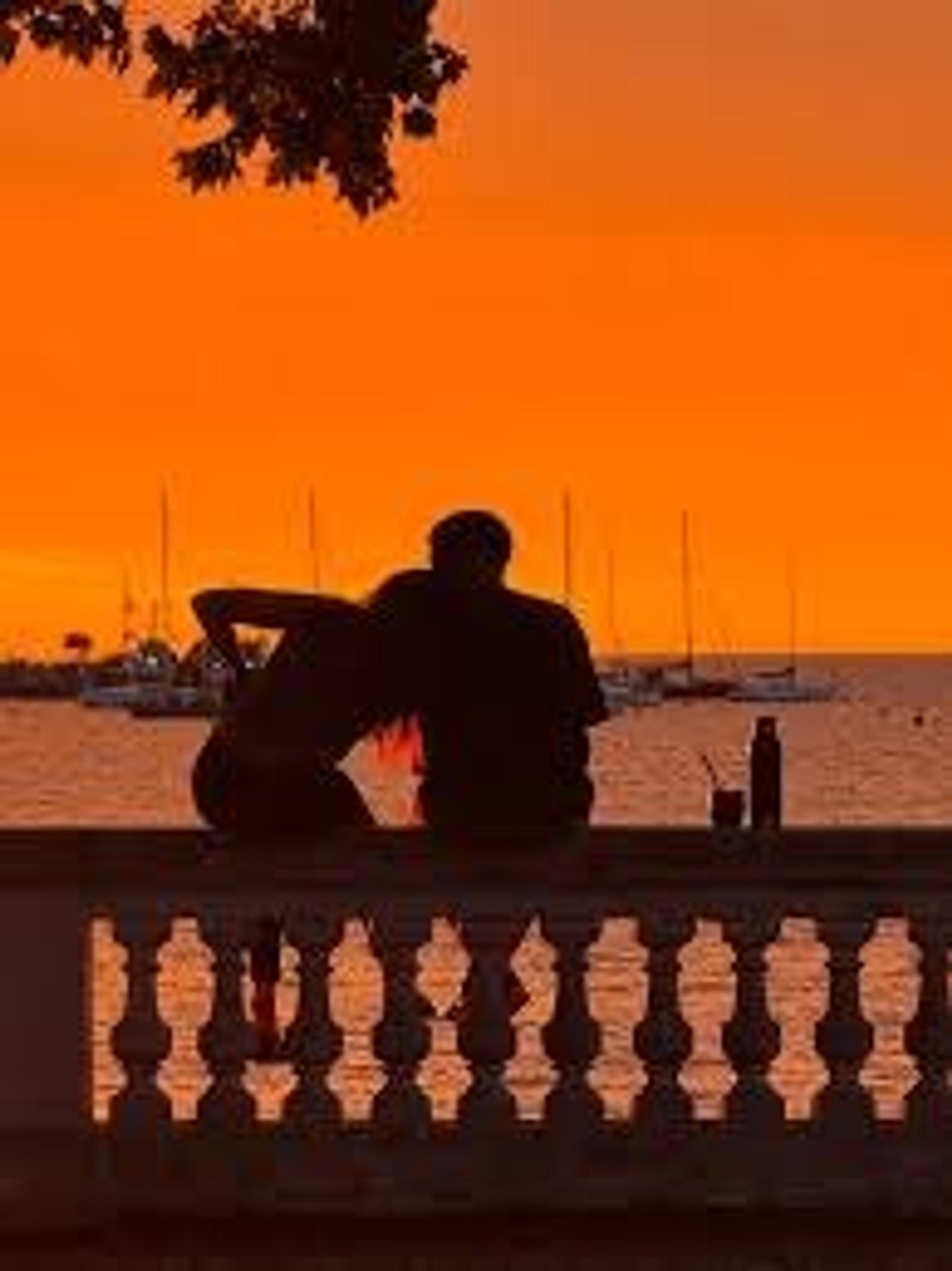 Muelle de madera con lanchas