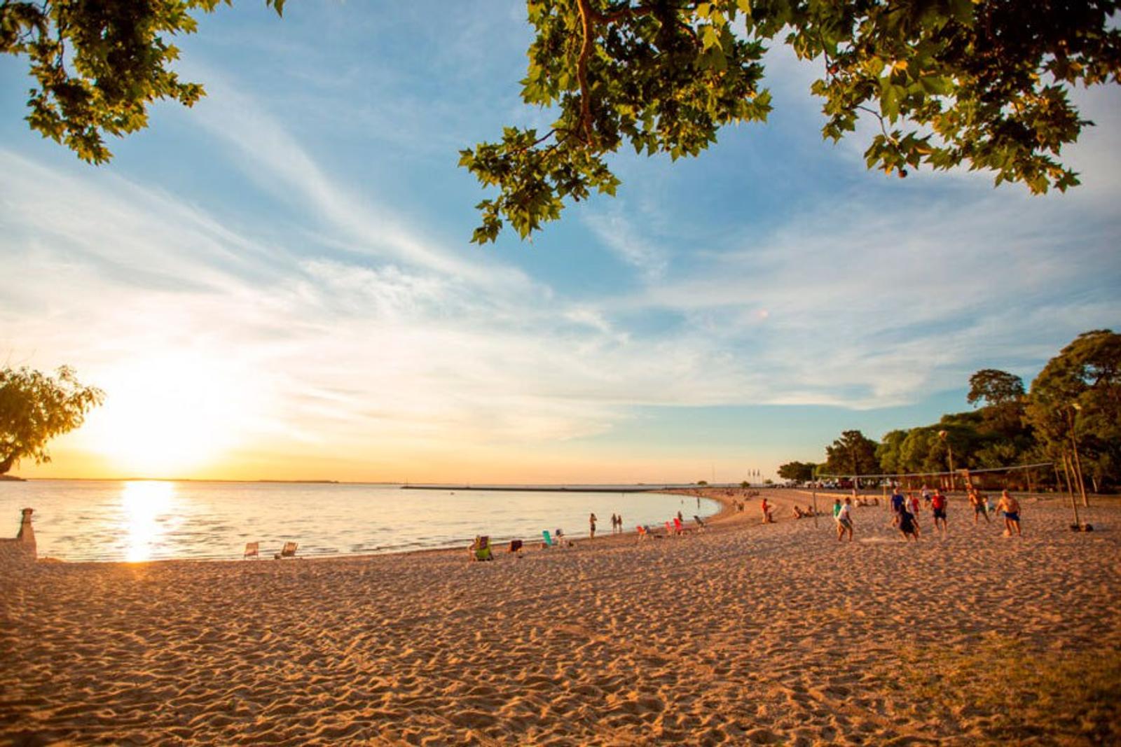 Playa tranquila junto al río